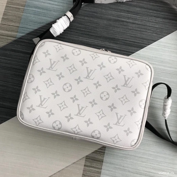 WIS OUTDOOR LOUIS VUITTON MESSENGER 0715